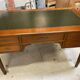 Bureau en bois massif et cuir vert extensible Louis XVI début 20ème