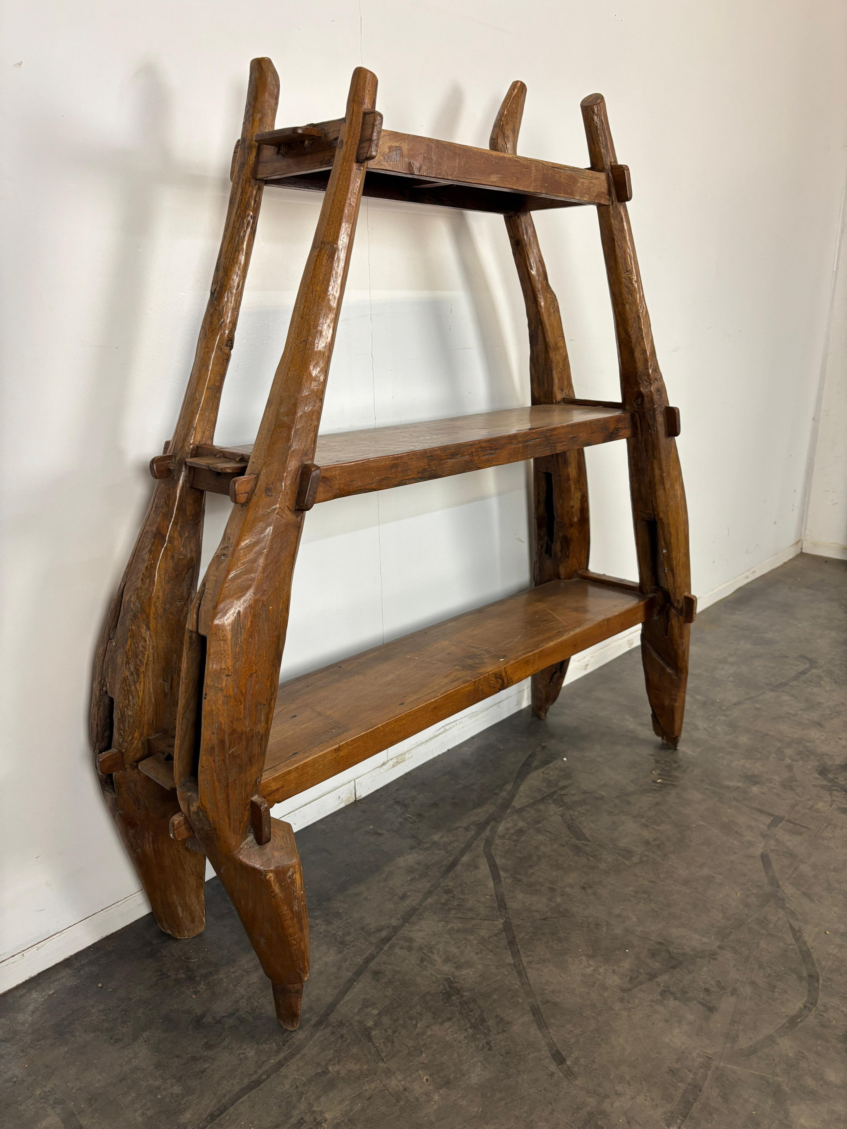 Brutalist shelf Art Populaire