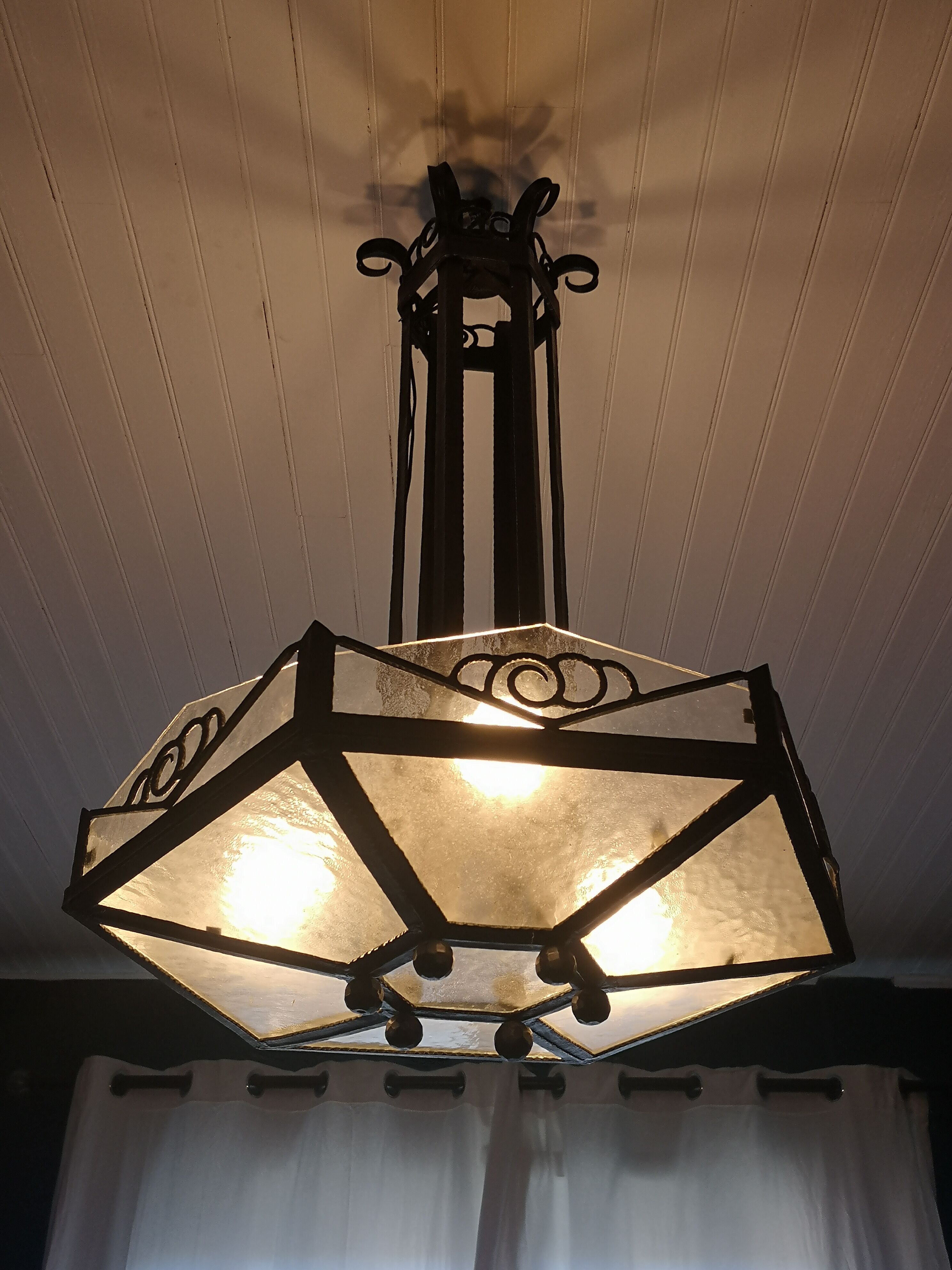 Lustre de style art déco en fer forgé et verre 1930