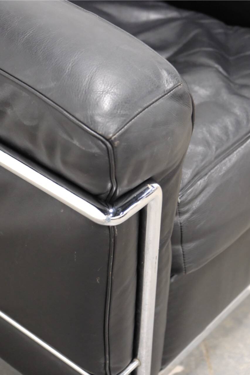 LC2 armchair in black leather – Design Le Corbusier, Pierre Jeanneret & Charlotte Perriand