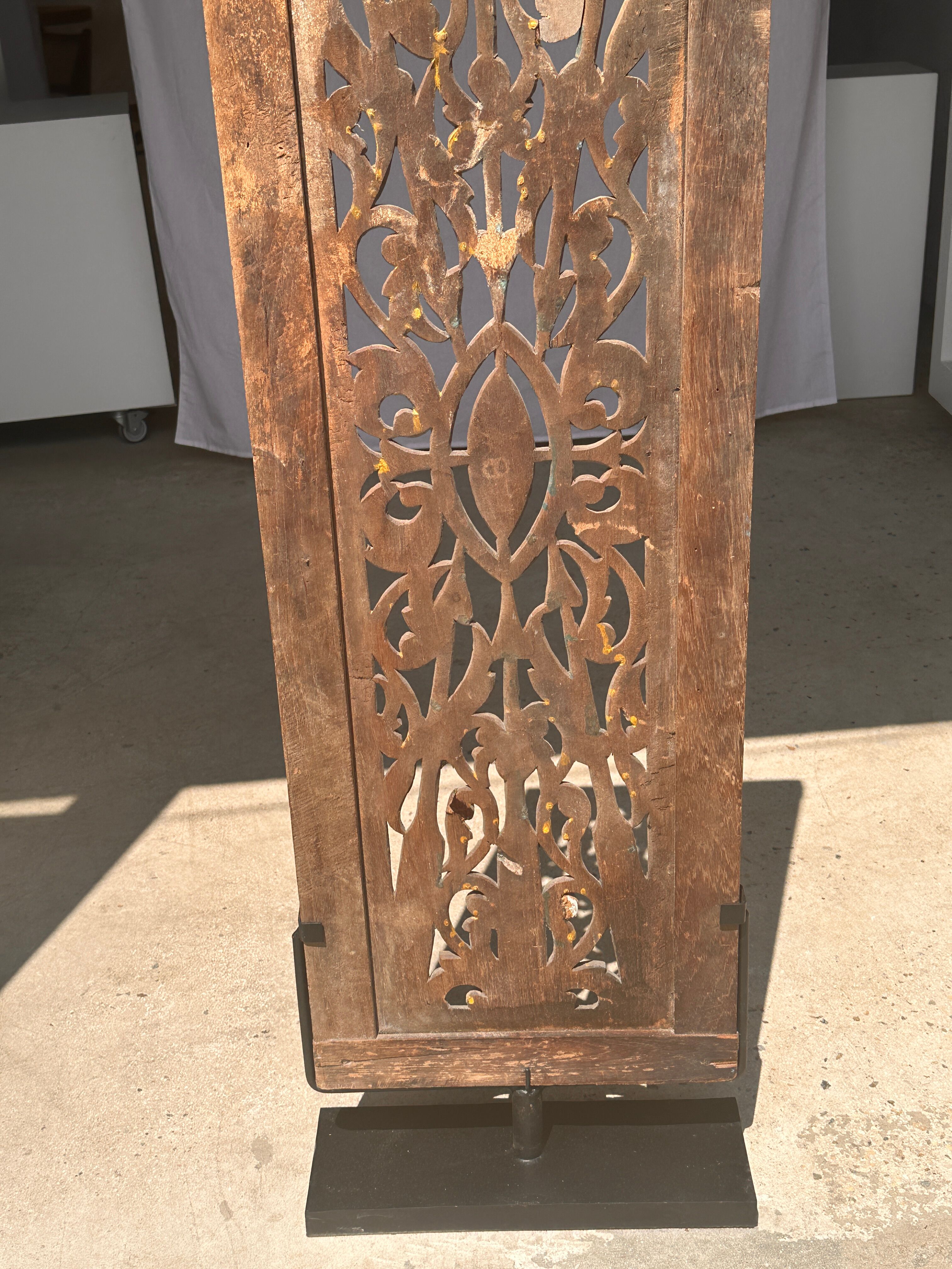 Rectangular Indonesian construction element with blue and yellow plant in carved wood