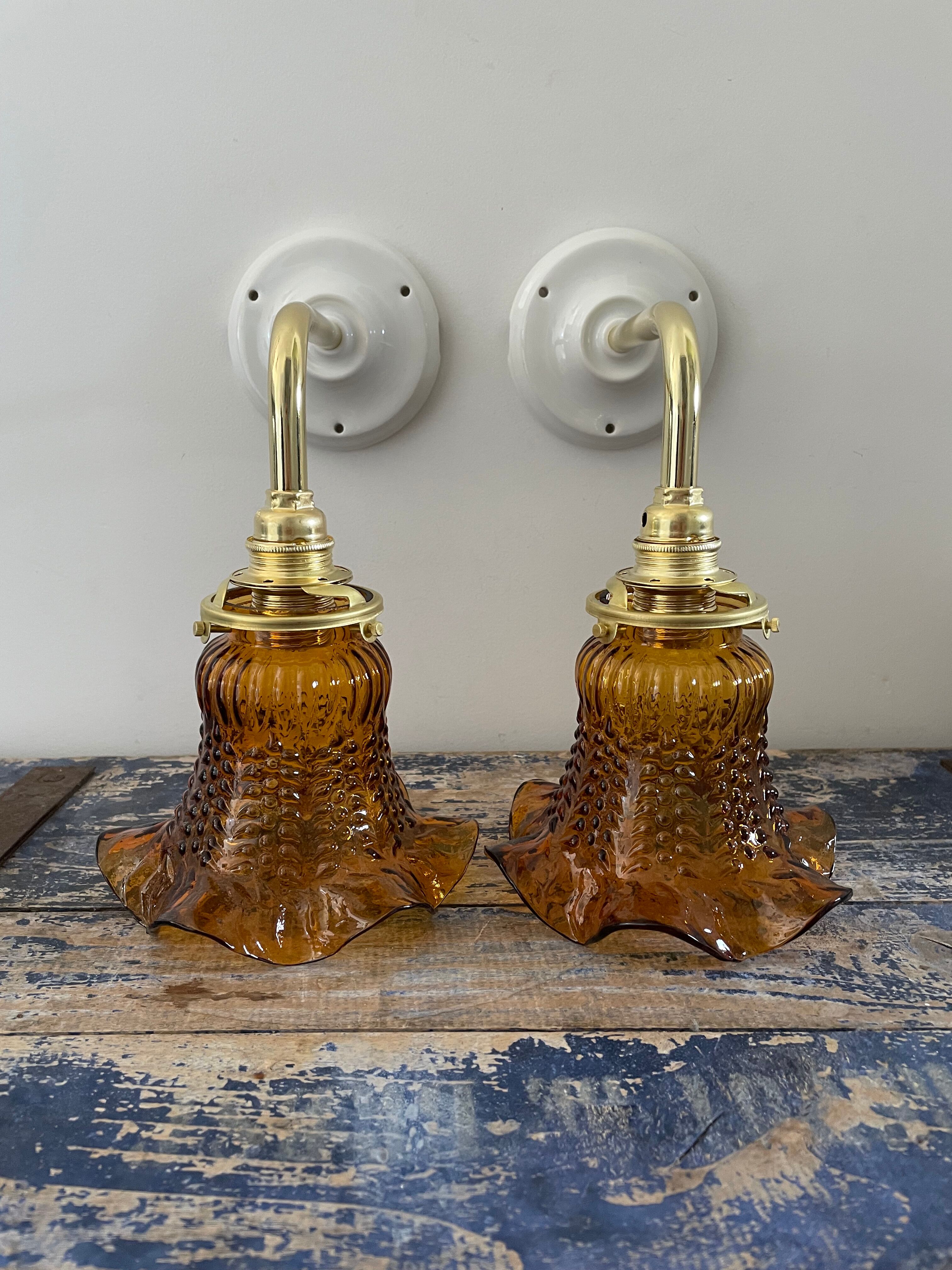 Paire d’appliques vintage en verre ciselé ambré
