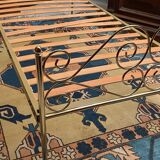 Lit une personne de style romantique en laiton avec table de chevet