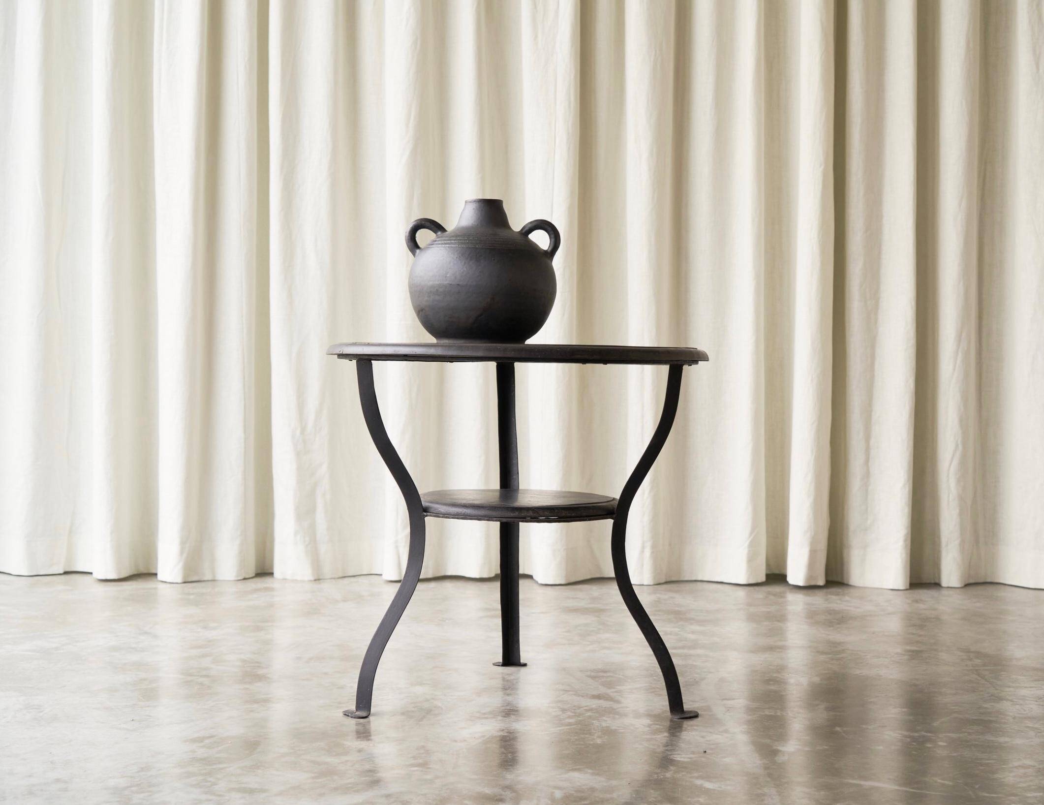 Table d'appoint Wabi Sabi métal forgé et bois teinté années 1920