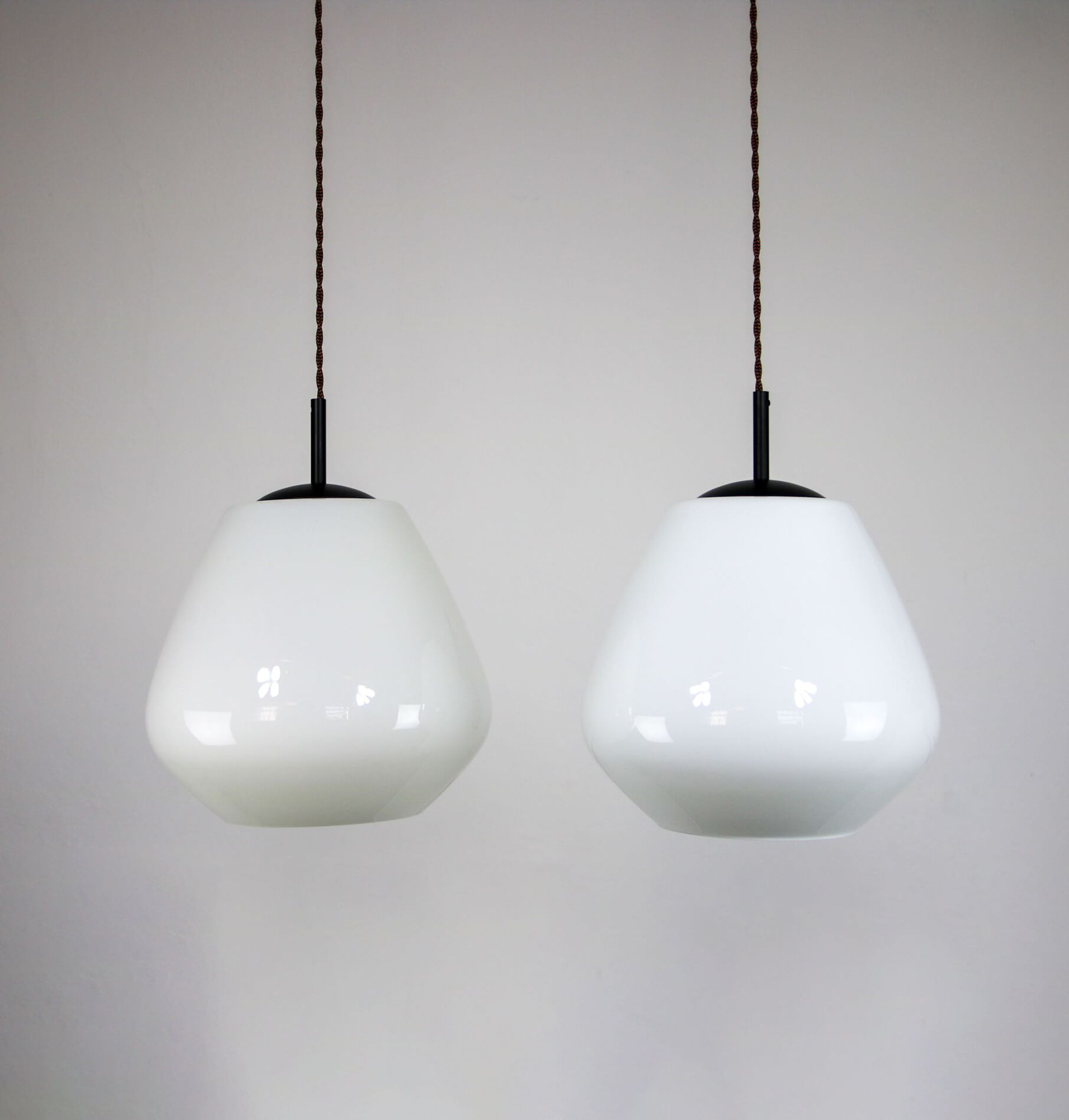 Suspension danoise en verre opalin du milieu du siècle
