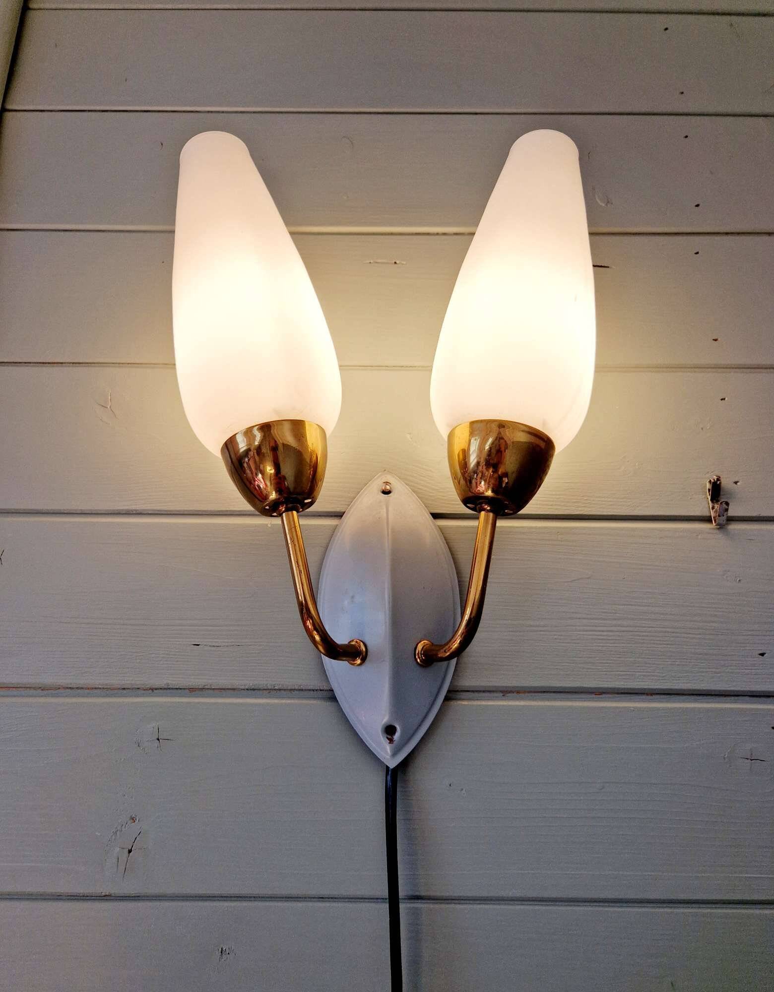Applique murale double vintage en laiton et opaline blanche, années 1950-60
