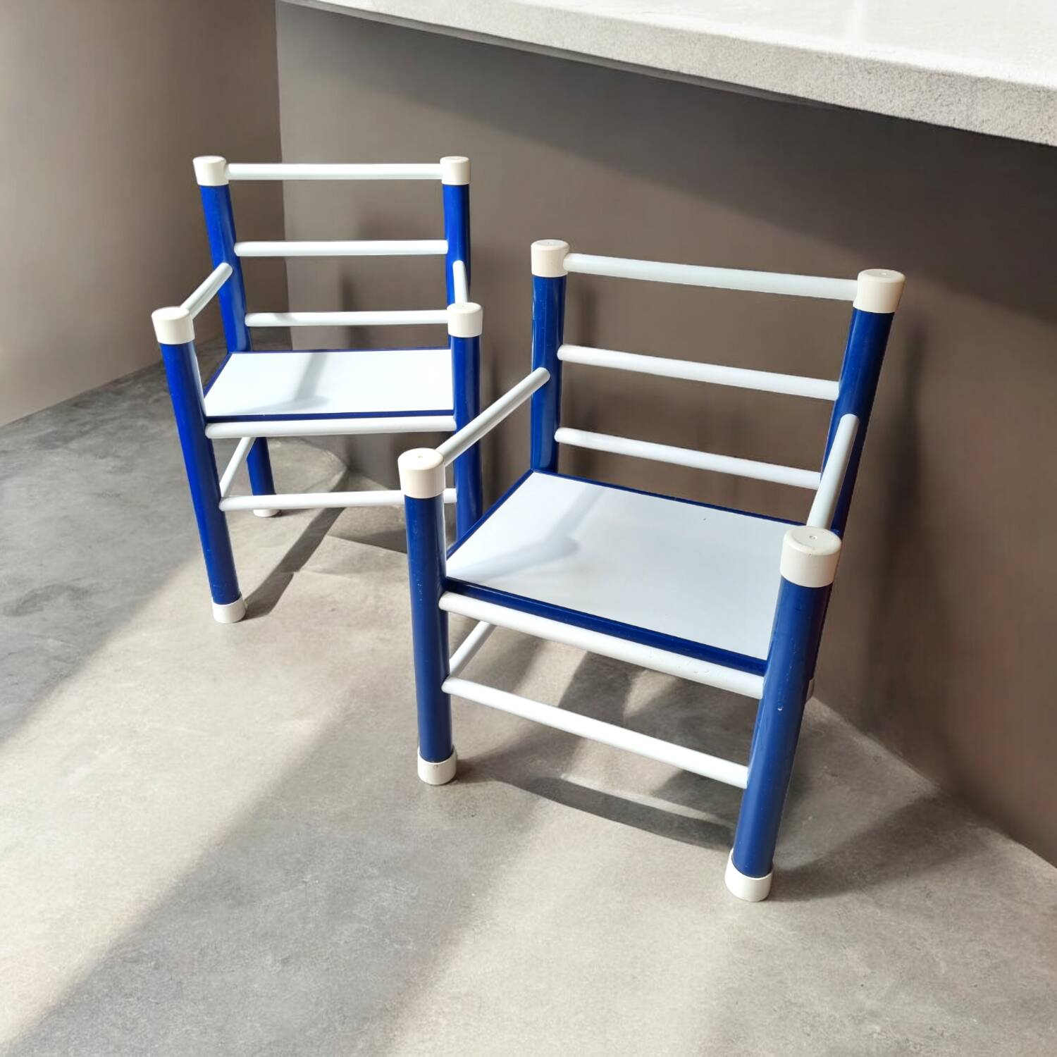 Paire de chaises enfants en bois bleu et blanc