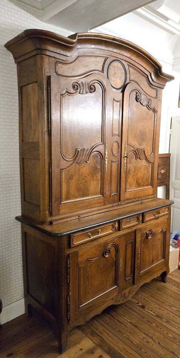 Louis XV two-body buffet Charolais in walnut, from the 18th century.