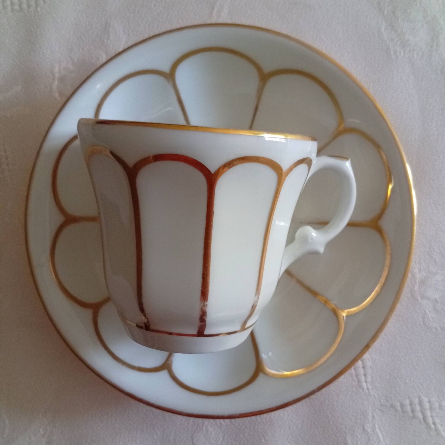 Set of 8 pairs of cups and saucers in Paris porcelain