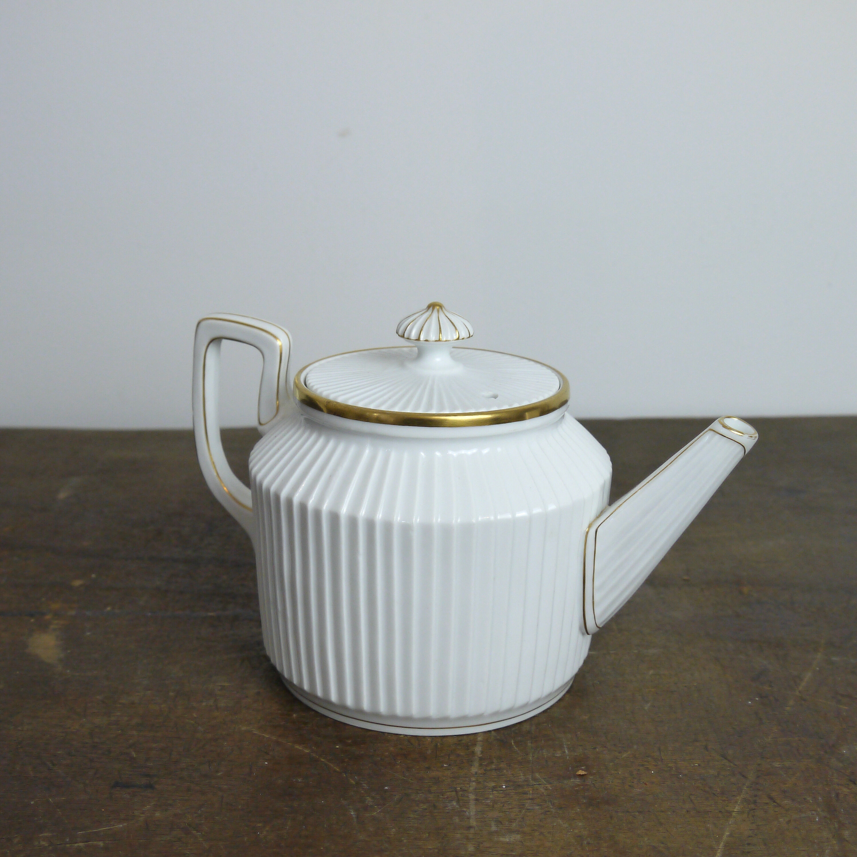 Mehun porcelain white teapot and porcelain gold