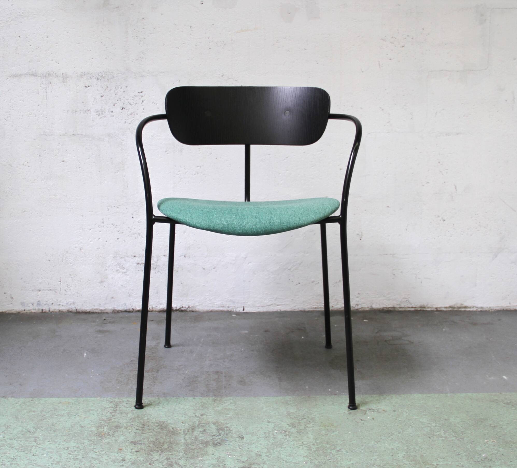 Pavilion AV4 chair, & Tradition