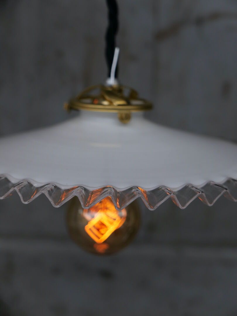 Suspension with lace opaline lampshade