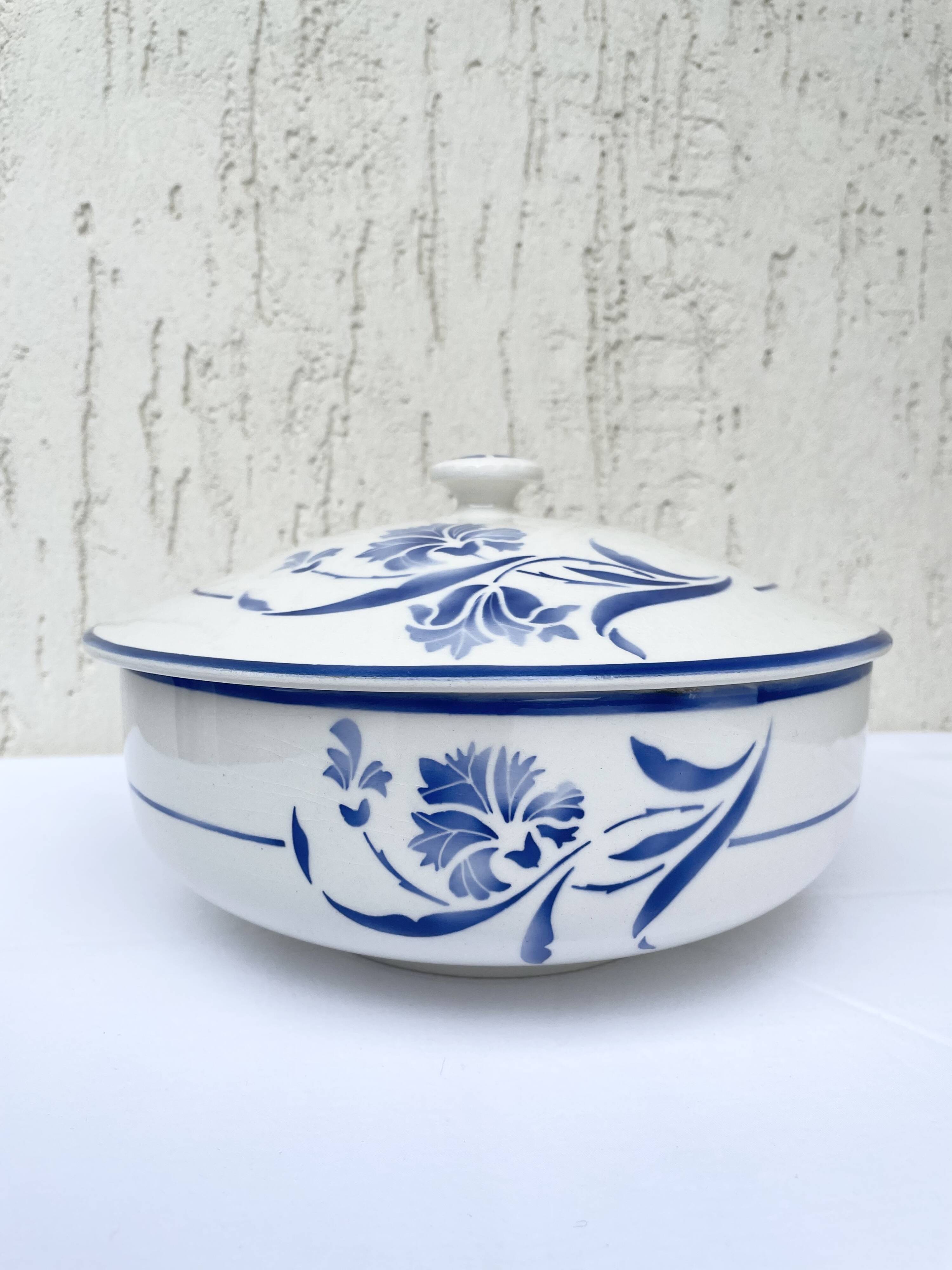 Antique GIEN soup tureen model "Alberic" from the 1940s.