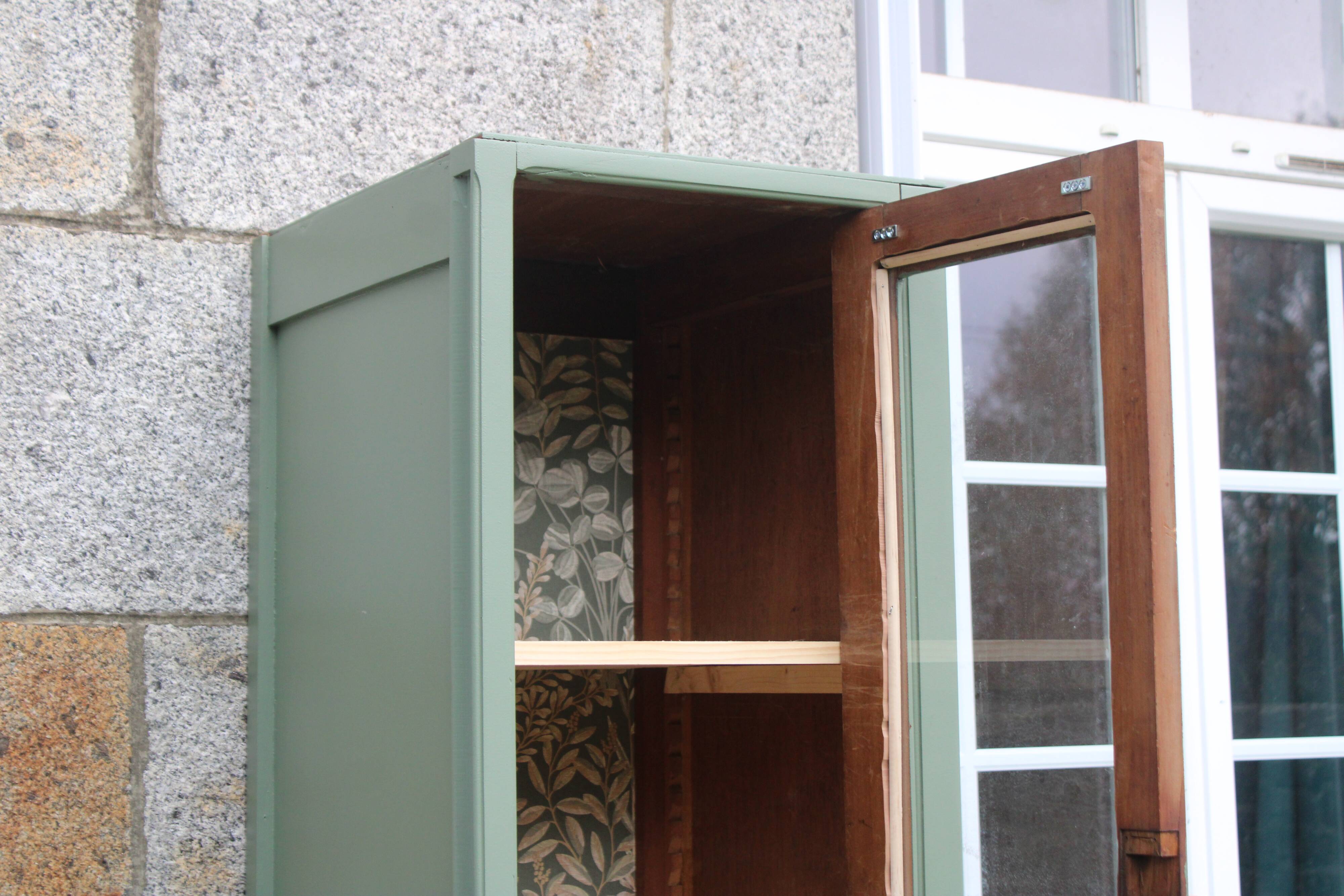 Vitrine haute vintage peinte en vert, rénovée