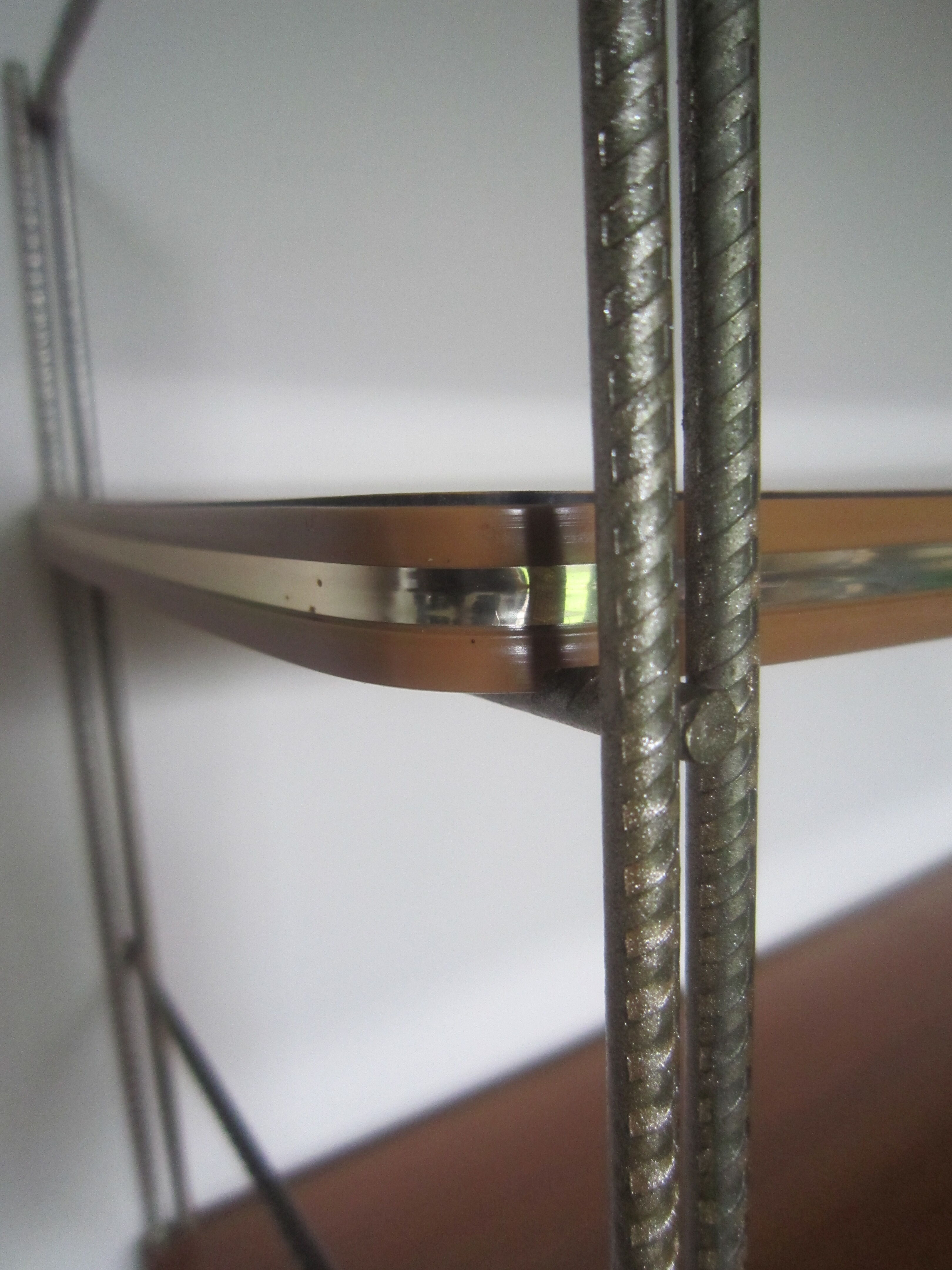 Étagère en bois et formica string doré