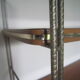 Étagère en bois et formica string doré