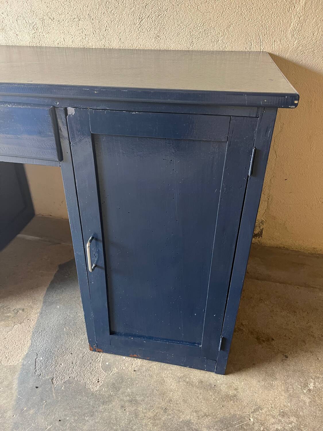 Old office from the 80s repainted in blue