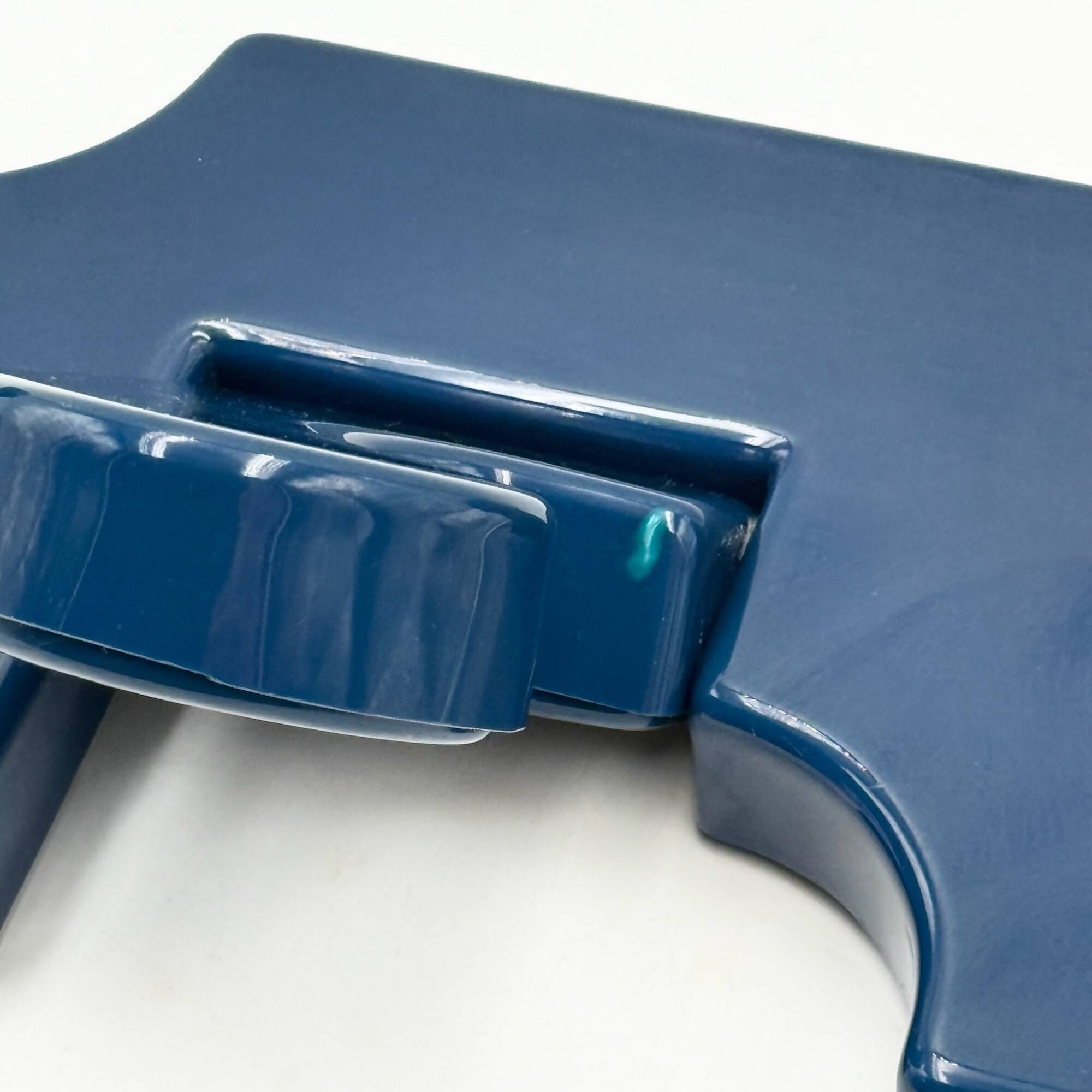 Porte-manteau mural vertical bleu Visiva Milano Italie années 70