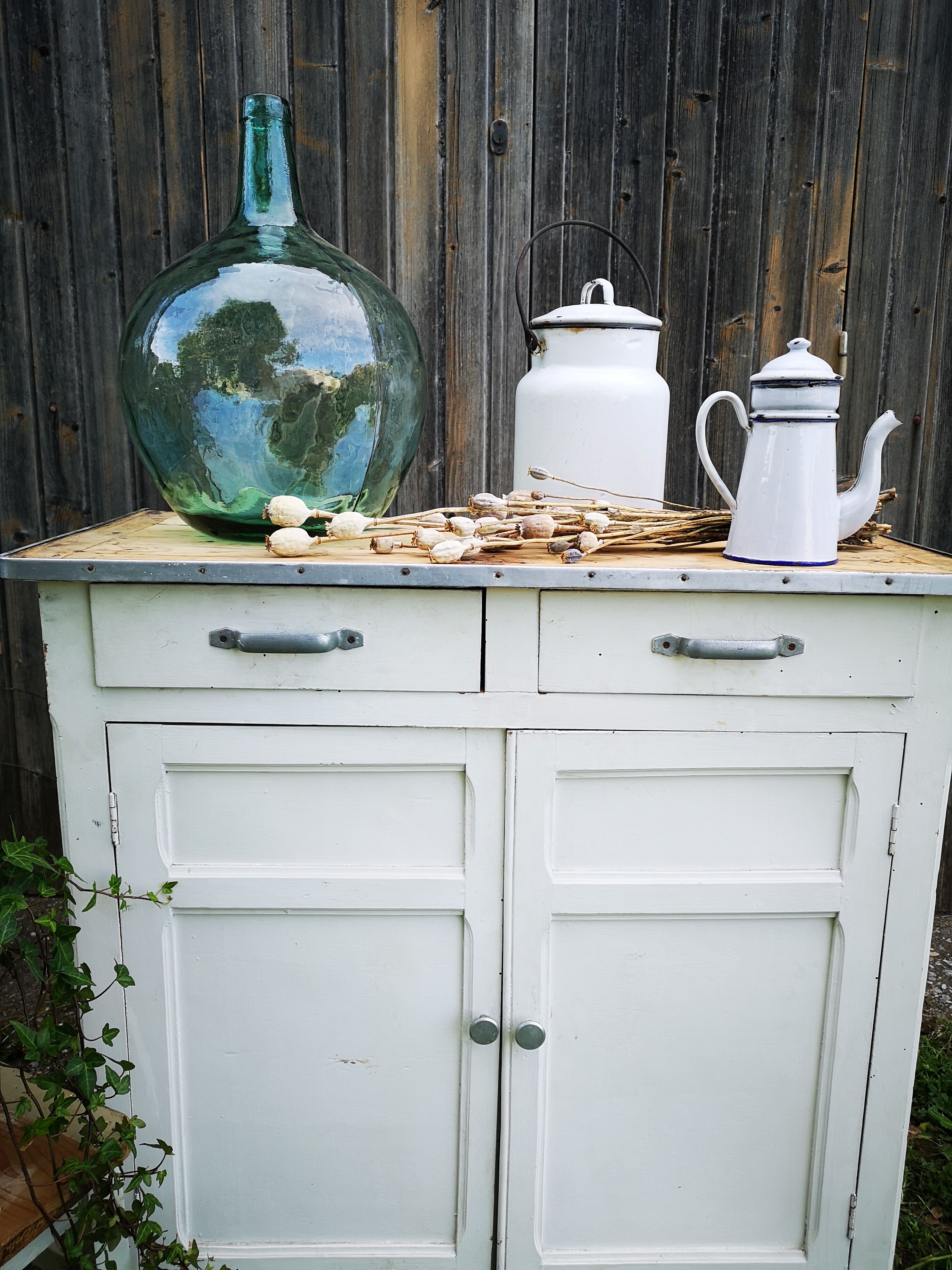 White parisian buffet