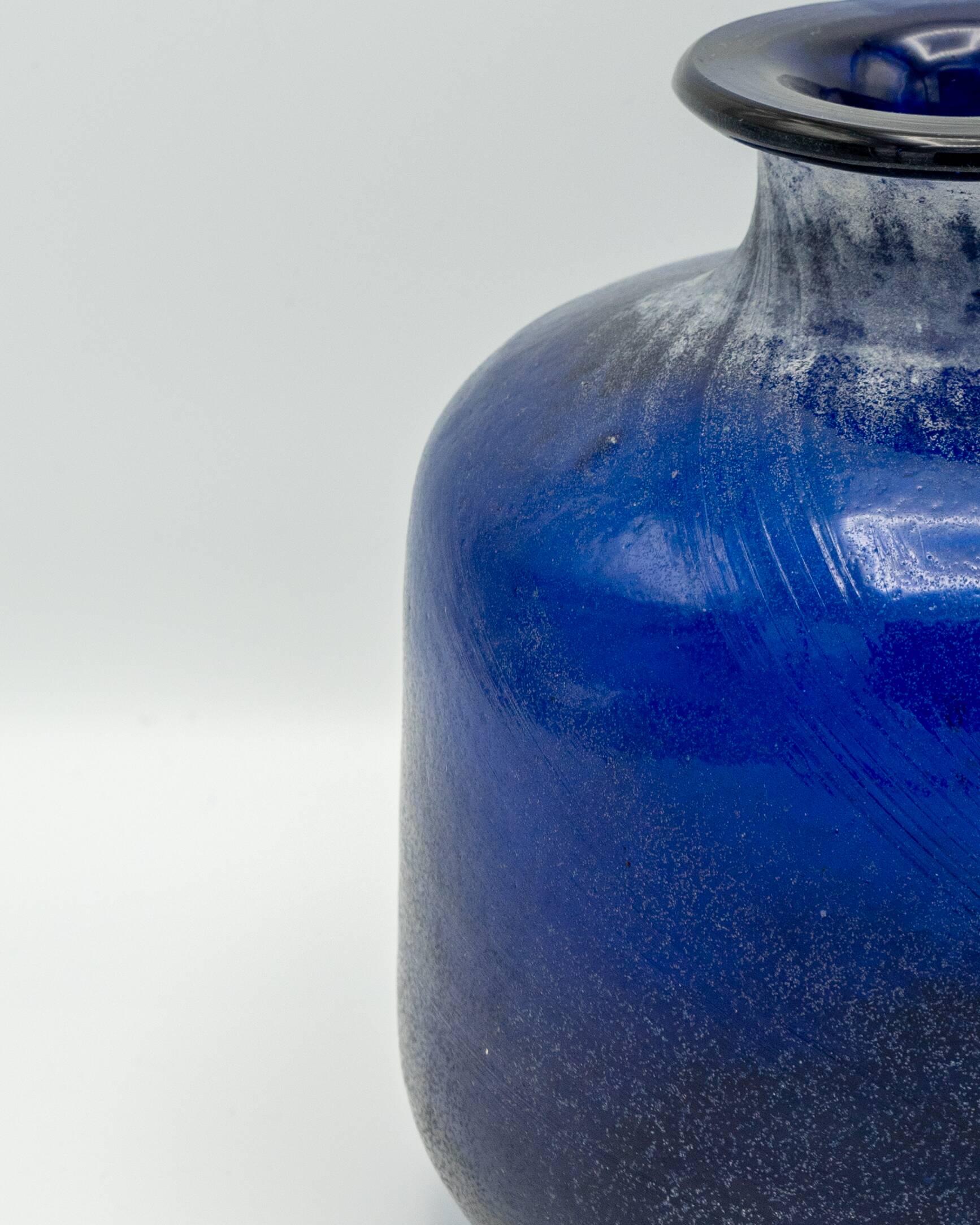 Vase en verre Scavo Murano Seguso bleu cobalt, soufflé à la main, années 1980, finition brutaliste.