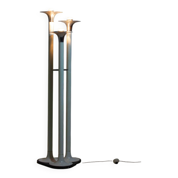 Lampadaire tripode français à abat-jour trompette en chrome et émail, années 1960