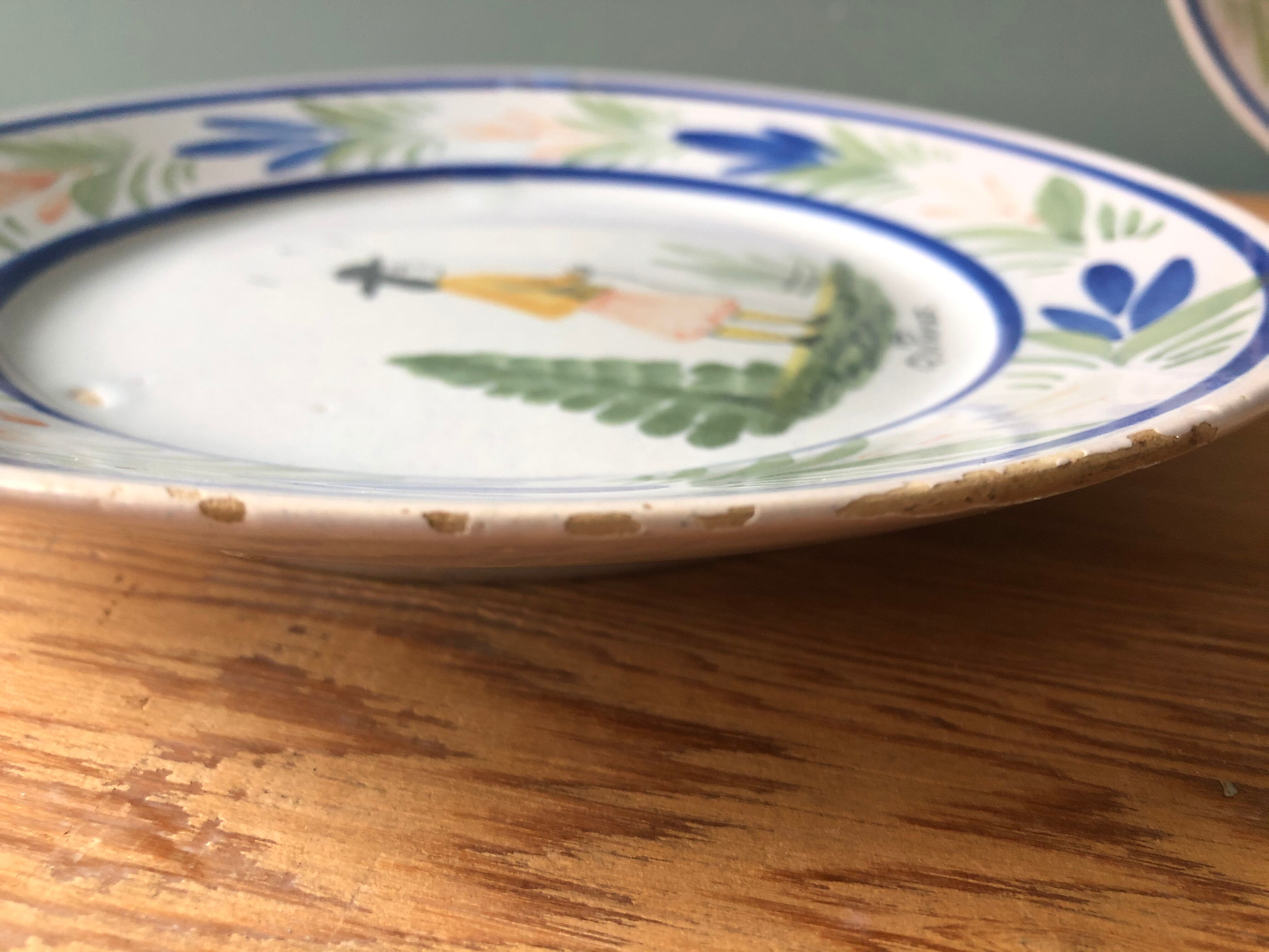 Lot de deux assiettes HB Quimper début XXème