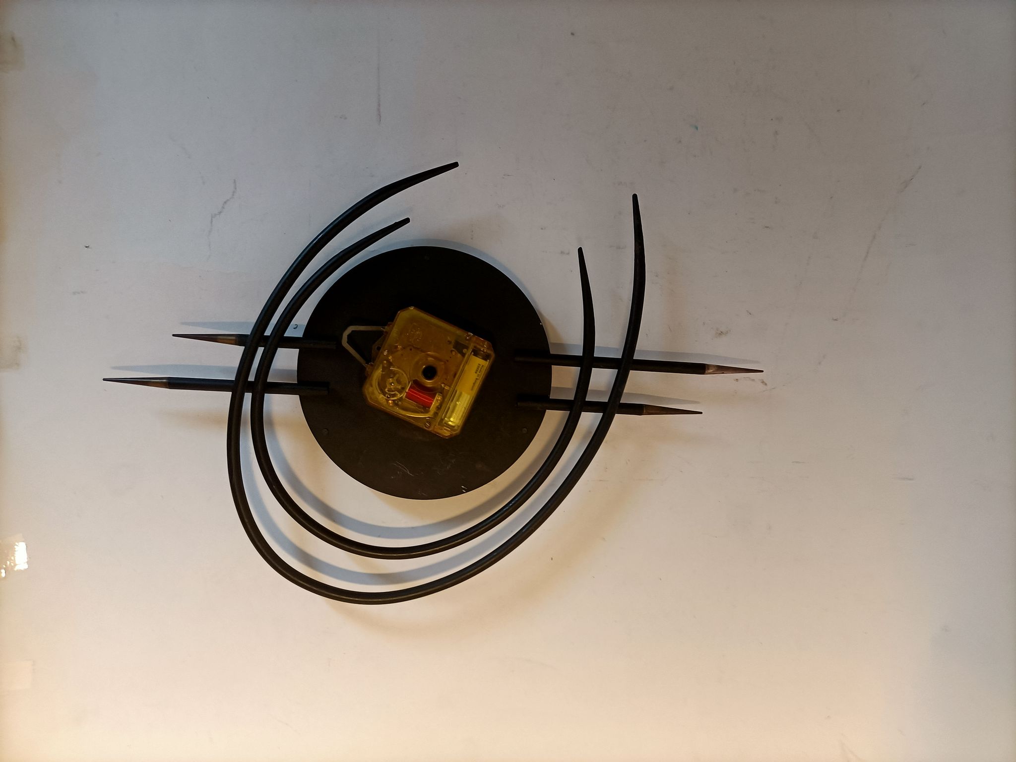 Horloge murale bayard  ortf en métal noir et laiton doré. 1960