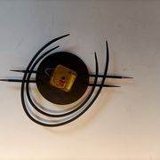 Horloge murale bayard  ortf en métal noir et laiton doré. 1960
