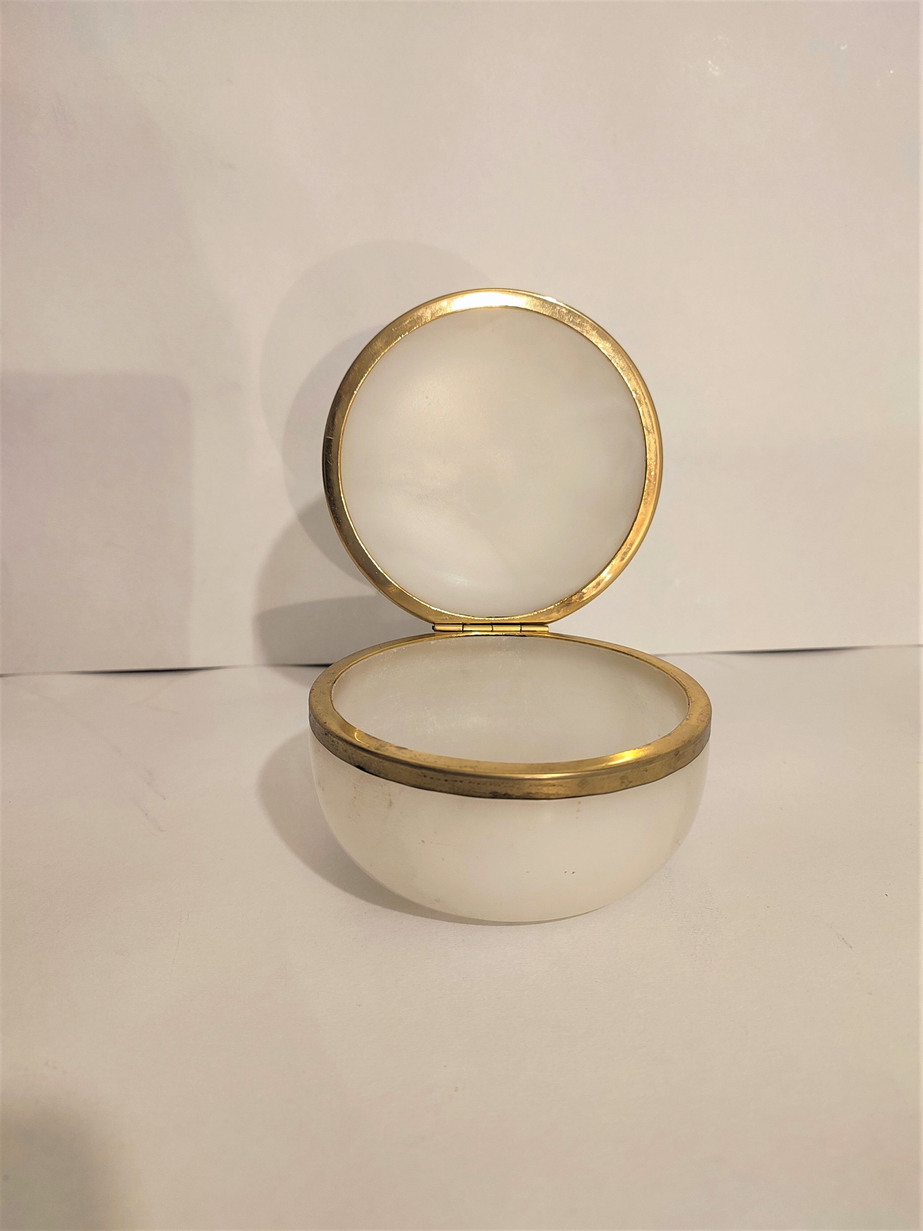 Round alabaster jewelry box