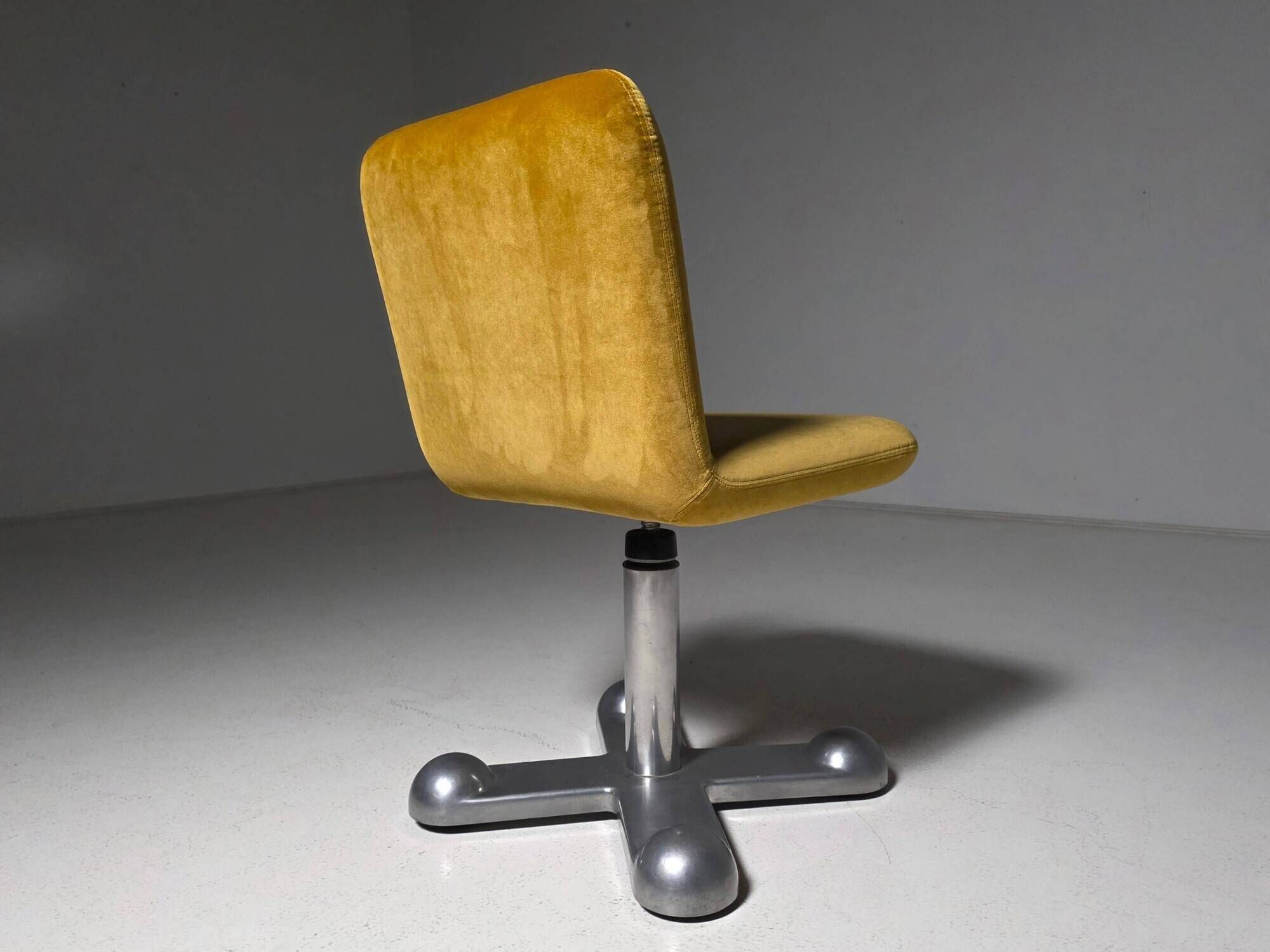 Planula swivel office chair by Perry King & Santiago Miranda, 1970s