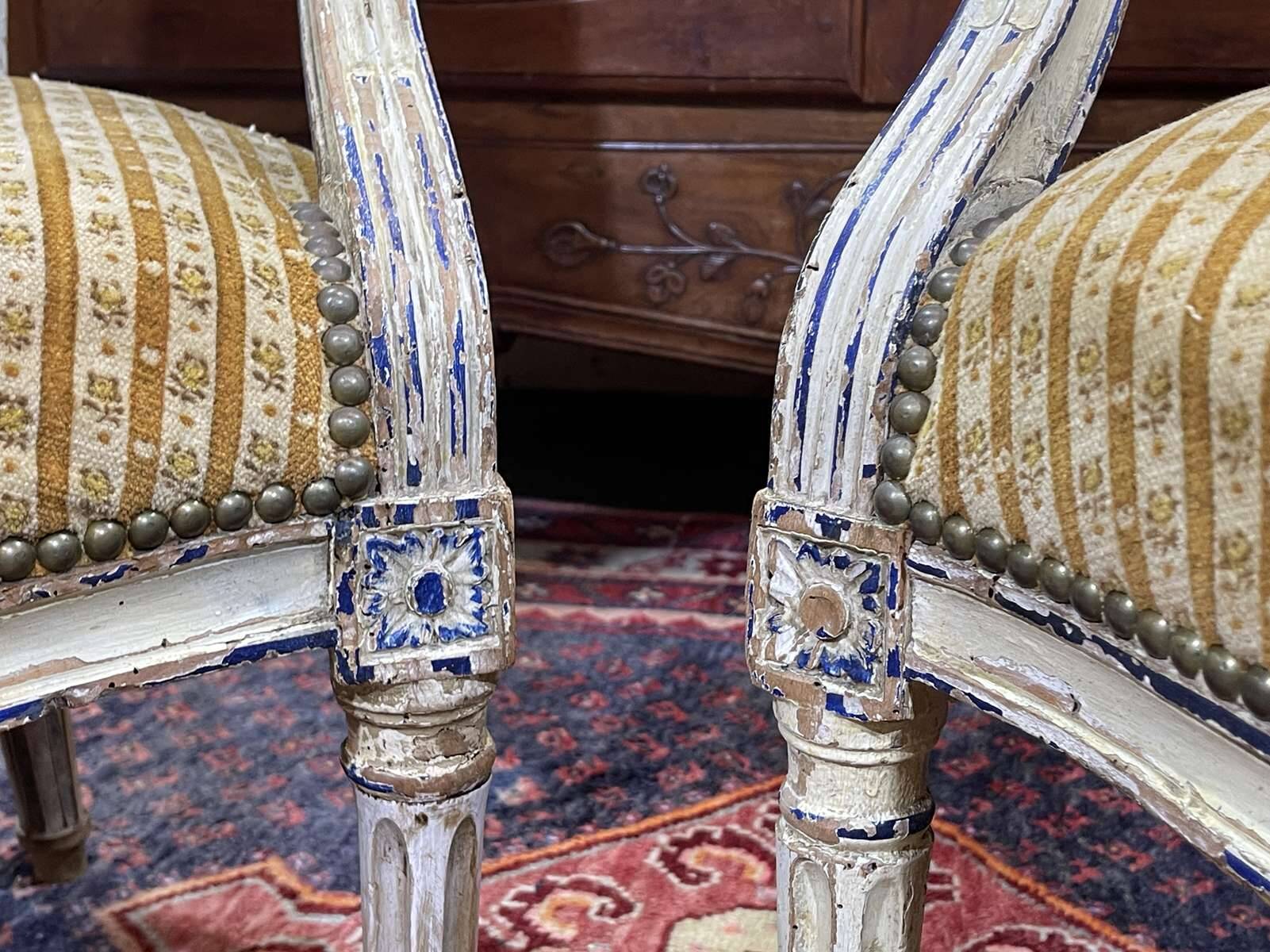 Paire de cabriolets d'époque Louis XVI en hêtre