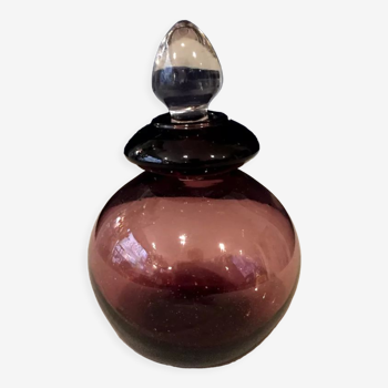Flacon de parfum en verre violet et transparent