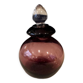 Flacon de parfum en verre violet et transparent