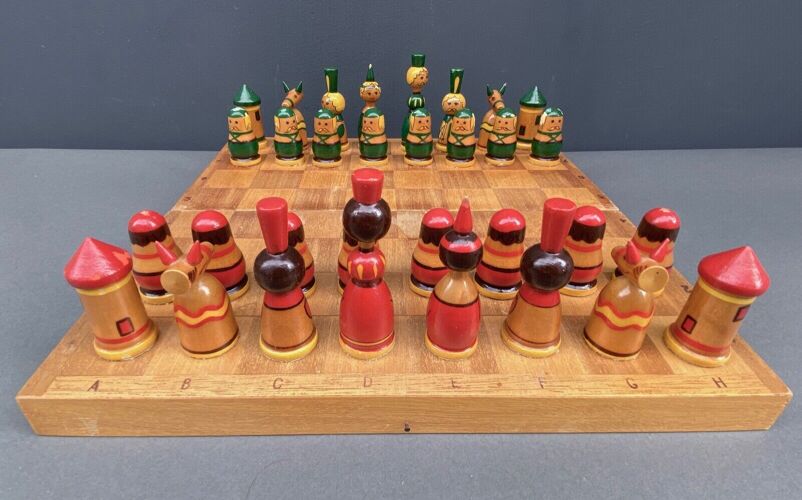 Jeu d'échecs polychrome, personnages en bois peint 1960