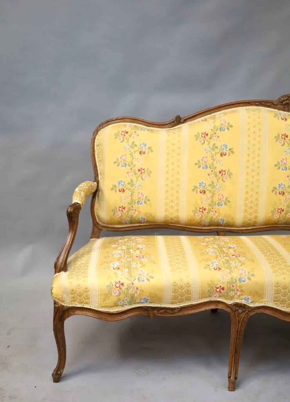 Natural wood canapé, moulded and carved, late 19th to early 20th century.