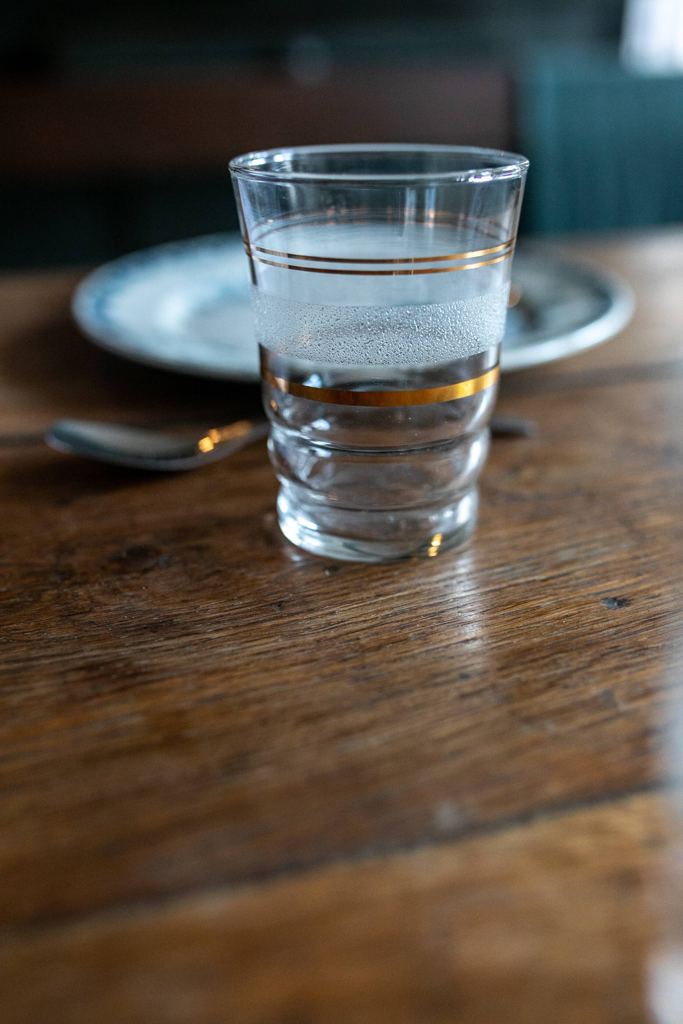 Lot de 8 verres granités blancs