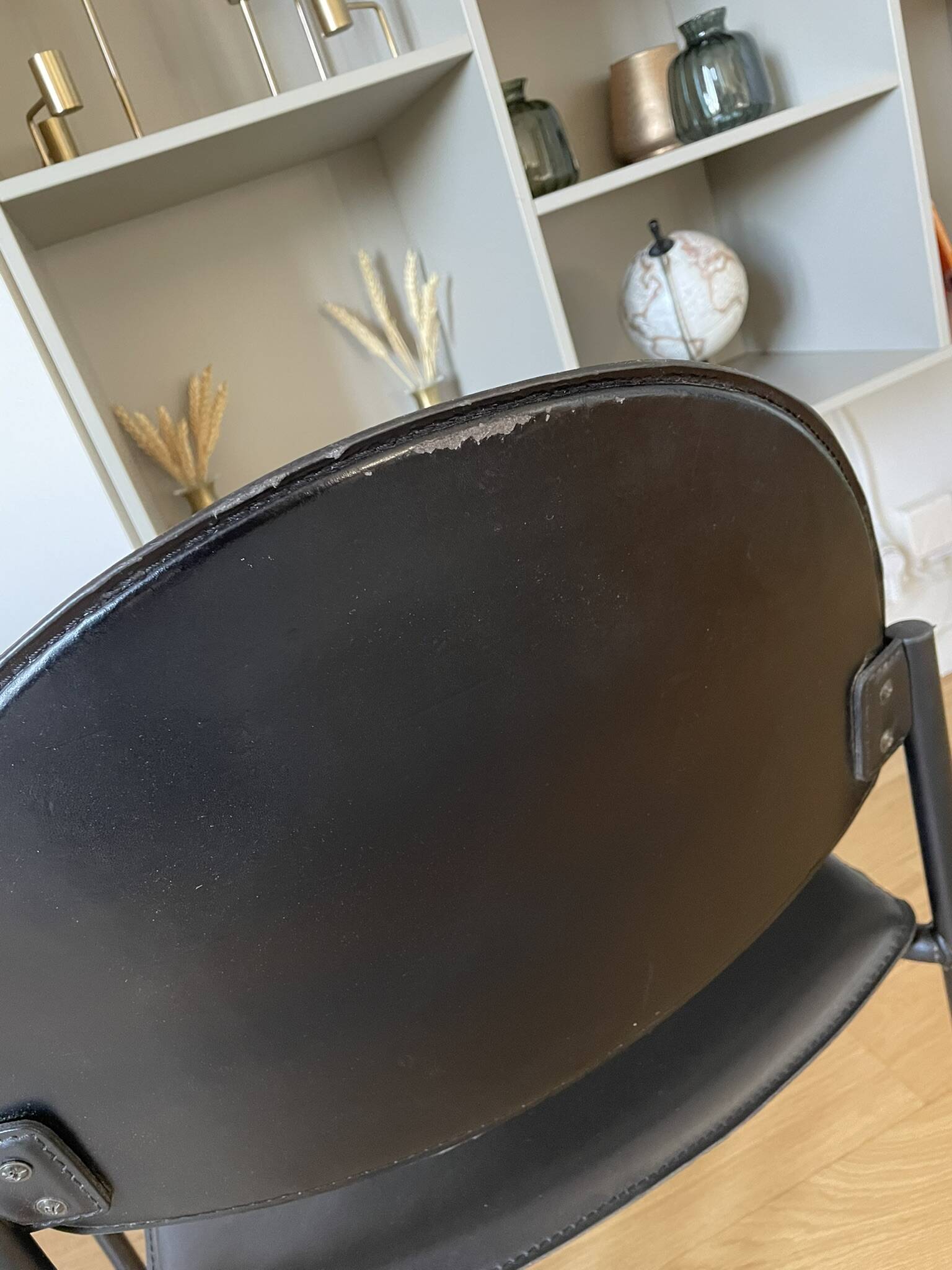 2 chaises en métal et cuir noir dans le goût de Pierre Paulin, Italie