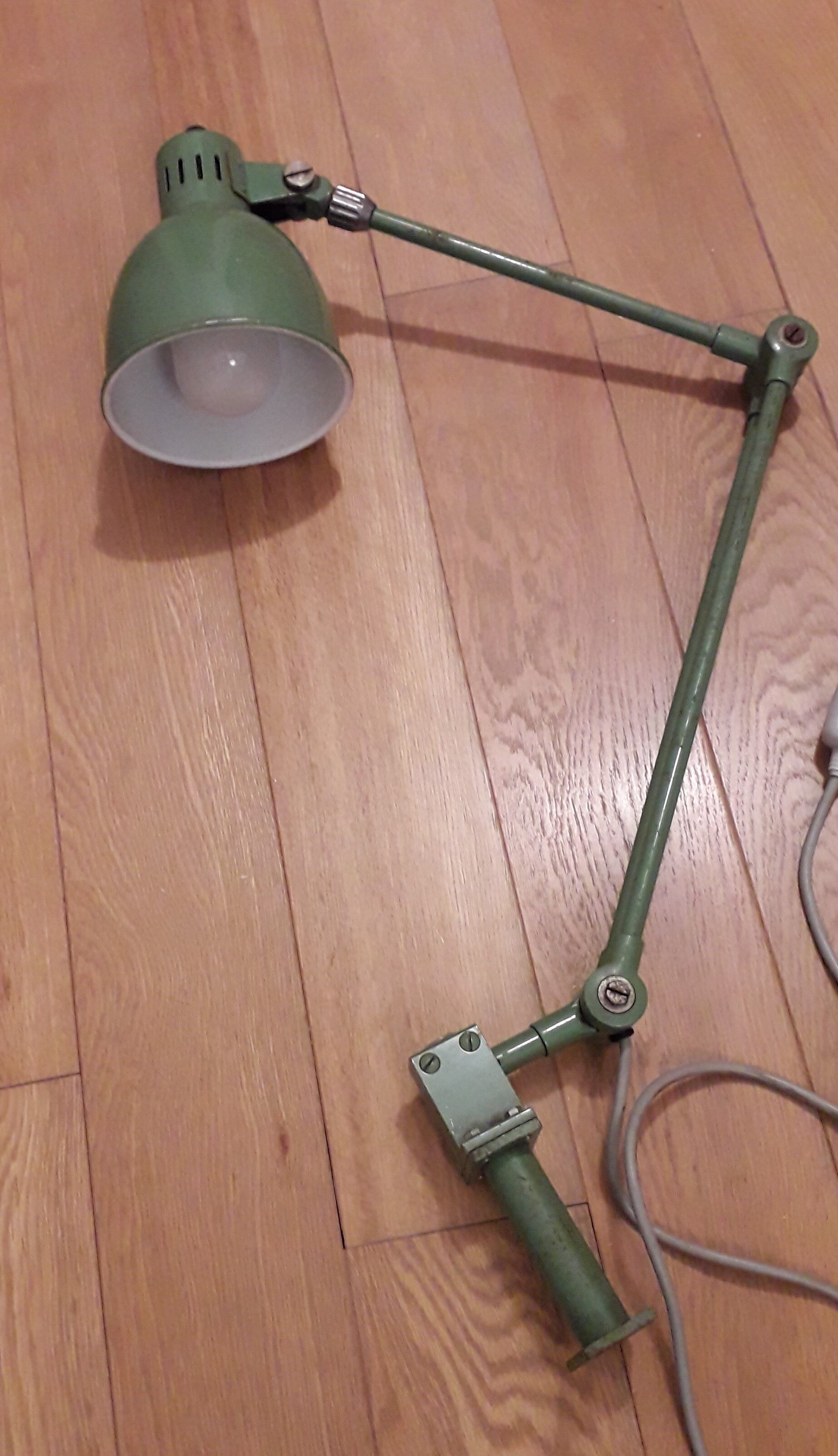 Workshop 2 articulated lamp arms