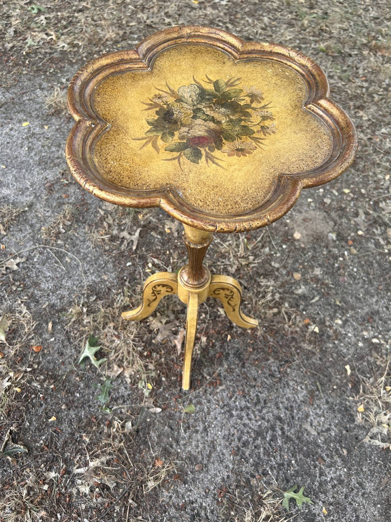 Florentine side table in gilded wood – Italy, 1950s-1960s, unusual and full of poetry.