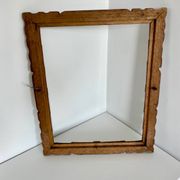 Cadre ancien sculpté à la main en bois de cèdre 29,5 cm x 24 cm