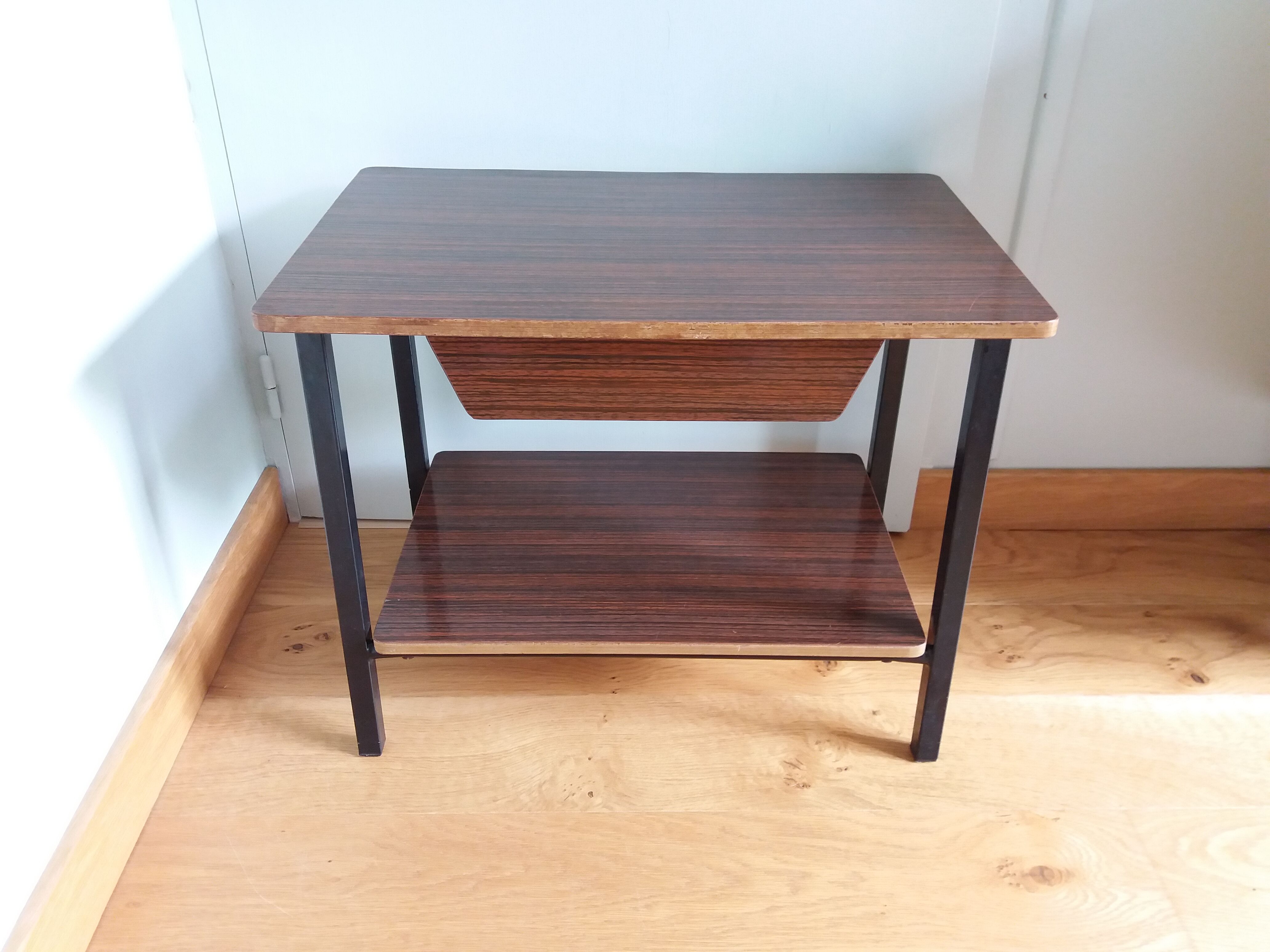 Table de chevet bout de canapé style moderniste formica et métal laqué noir