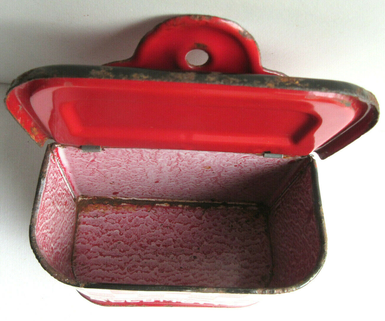 Former Art Deco matchbox in sheet metal enamelled with red and white tiles