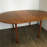 Extendable round dining table