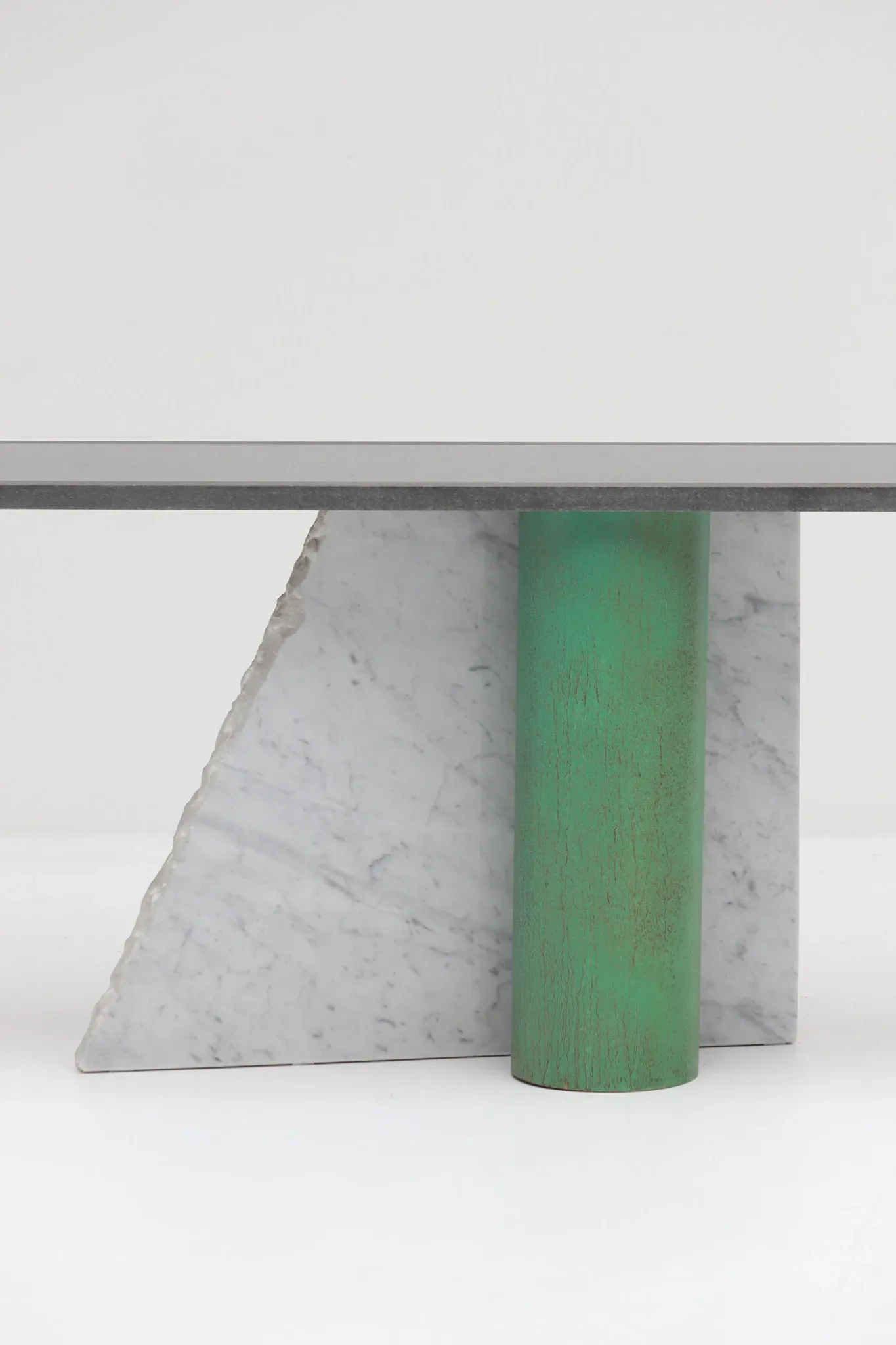 Lella et Massimo Vignelli — Console en ardoise et marbre “Ambiguità” 1983