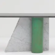 Lella et Massimo Vignelli — Console en ardoise et marbre “Ambiguità” 1983