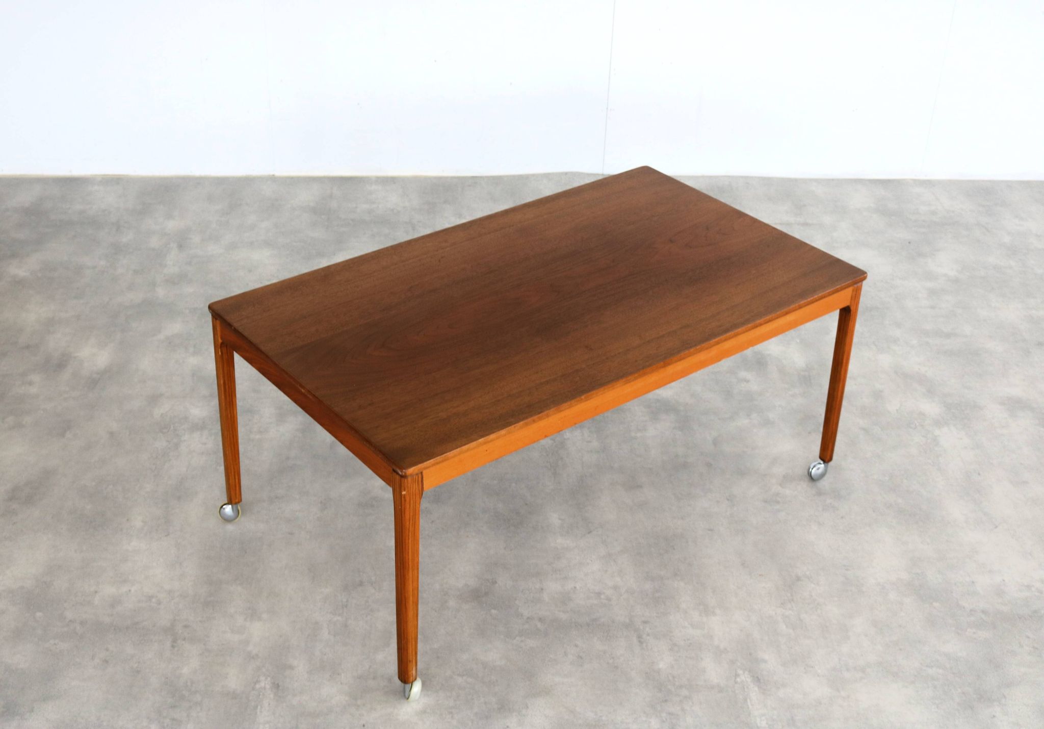 Table basse en teck sur roulettes, Suède années 60