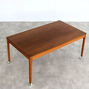 Table basse en teck sur roulettes, Suède années 60
