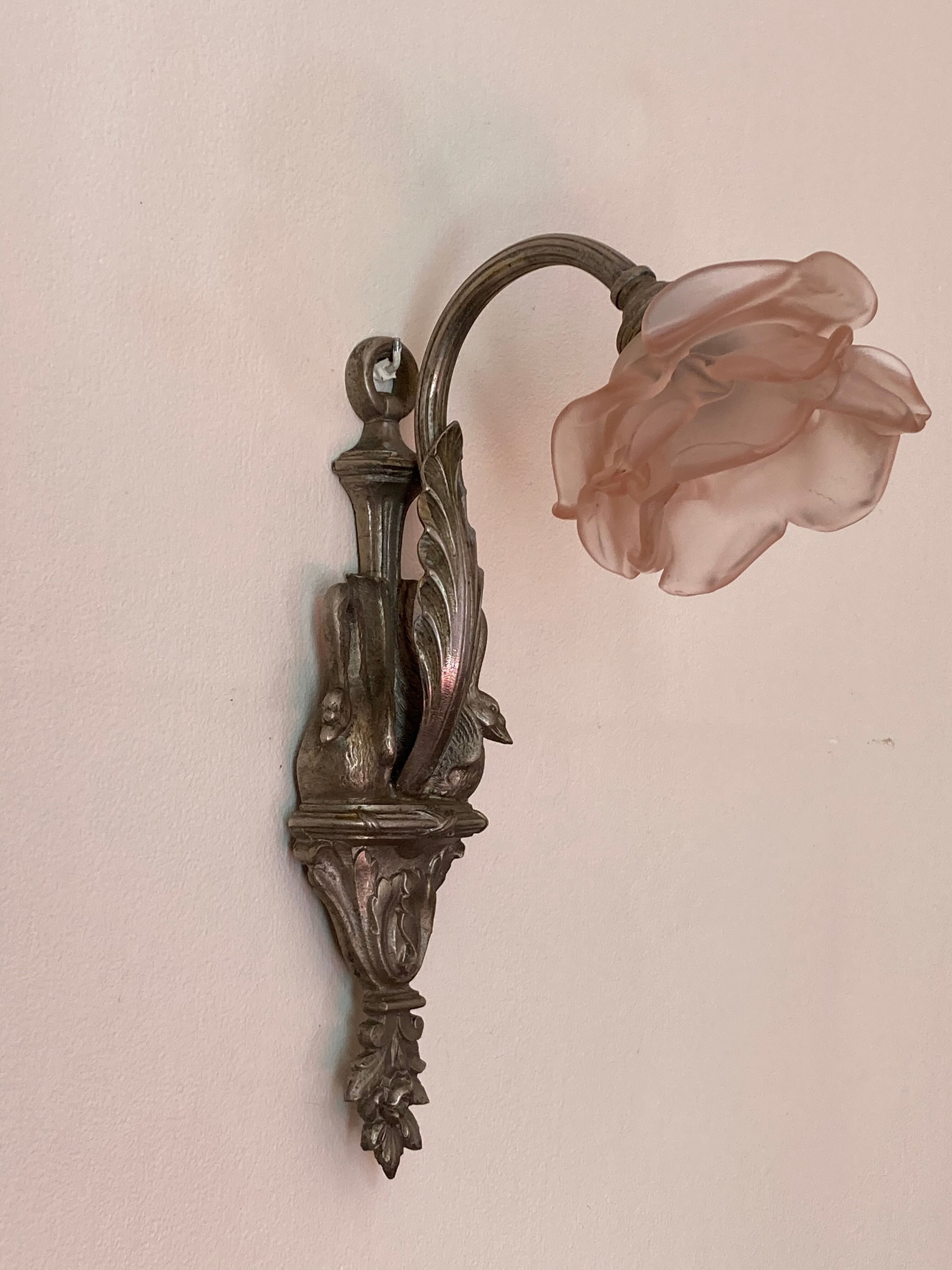 Empire-style Art Deco wall lamp in silver patinated bronze with swan decoration and frosted glass pink