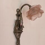 Empire-style Art Deco wall lamp in silver patinated bronze with swan decoration and frosted glass pink