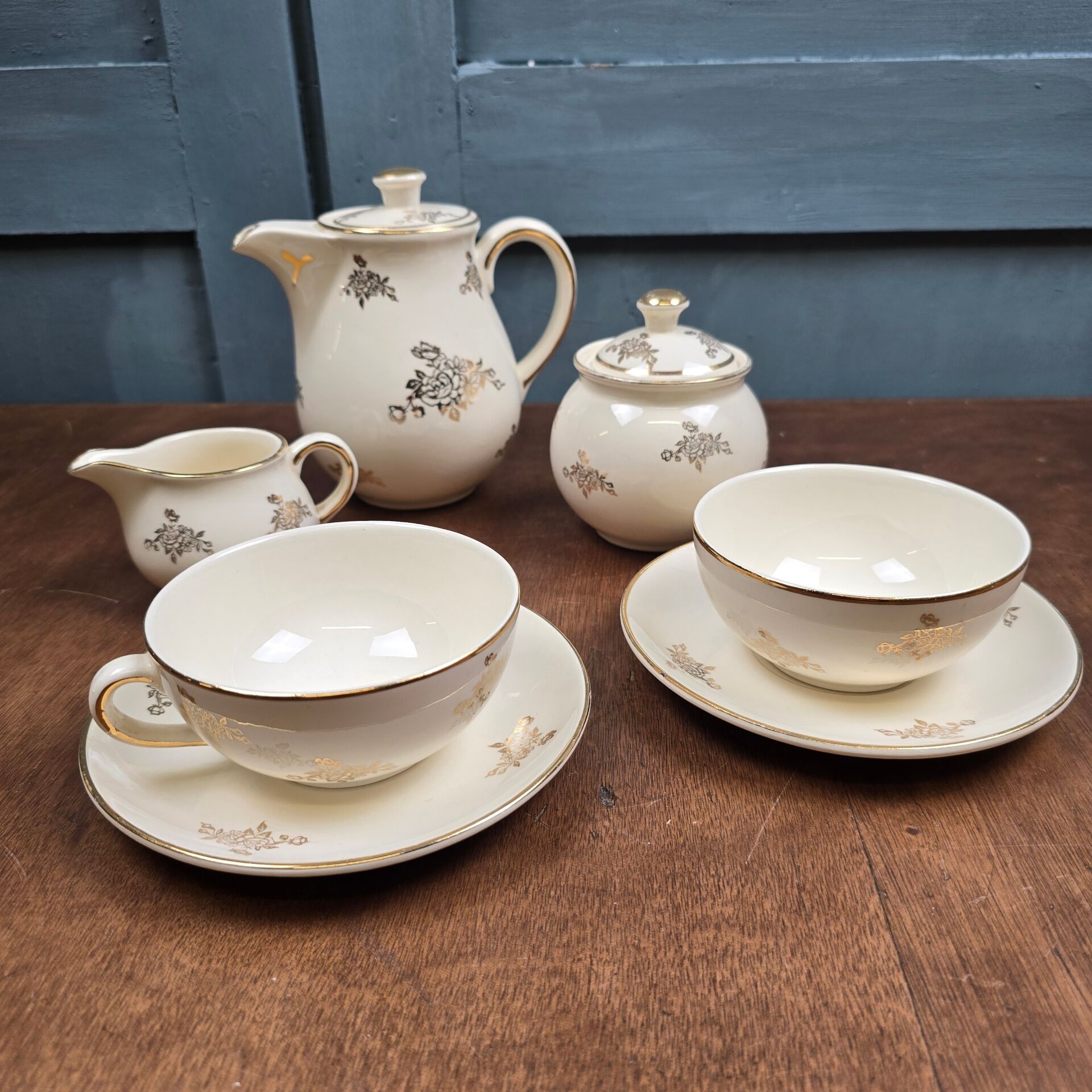 Antique tea service Villeroy & Boch Mettlach – Cream earthenware & gilding